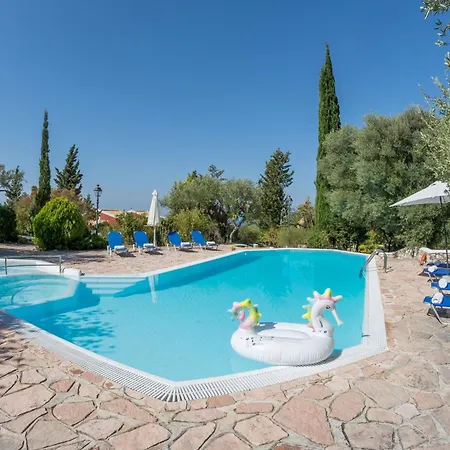 Mit Gemeinsamem Grossen Pool Und Kinderbecken Agios Nikitas
